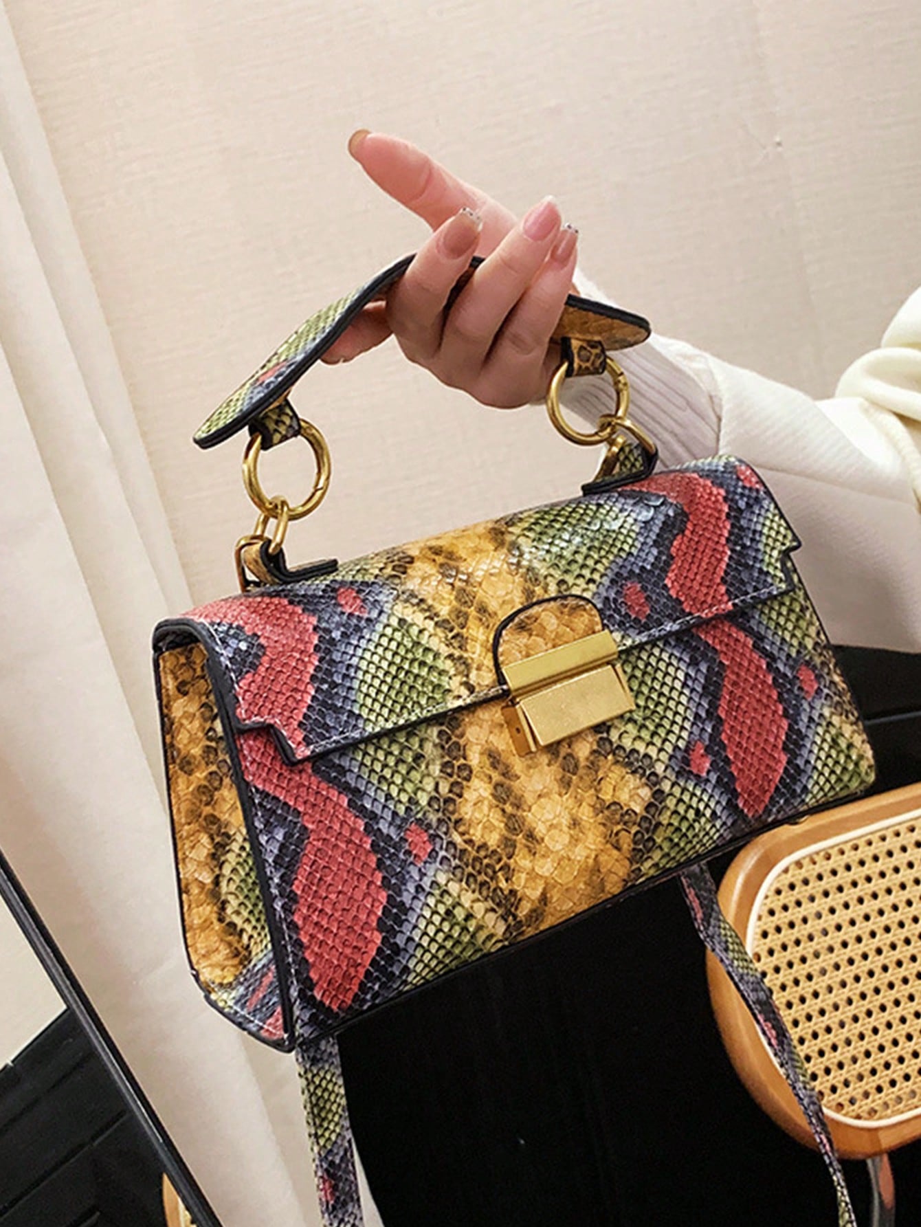 洗練された高級感のある素材、上品なラグジュアリー感、蛇柄の個 - Interior Design High End のレビューと価格
