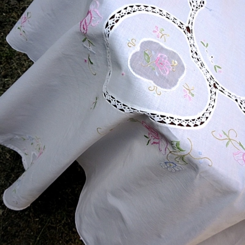 純綿小さな機械刺繍花手作りテーブルランナークラフトアートレト - Table Runner のレビューと価格
