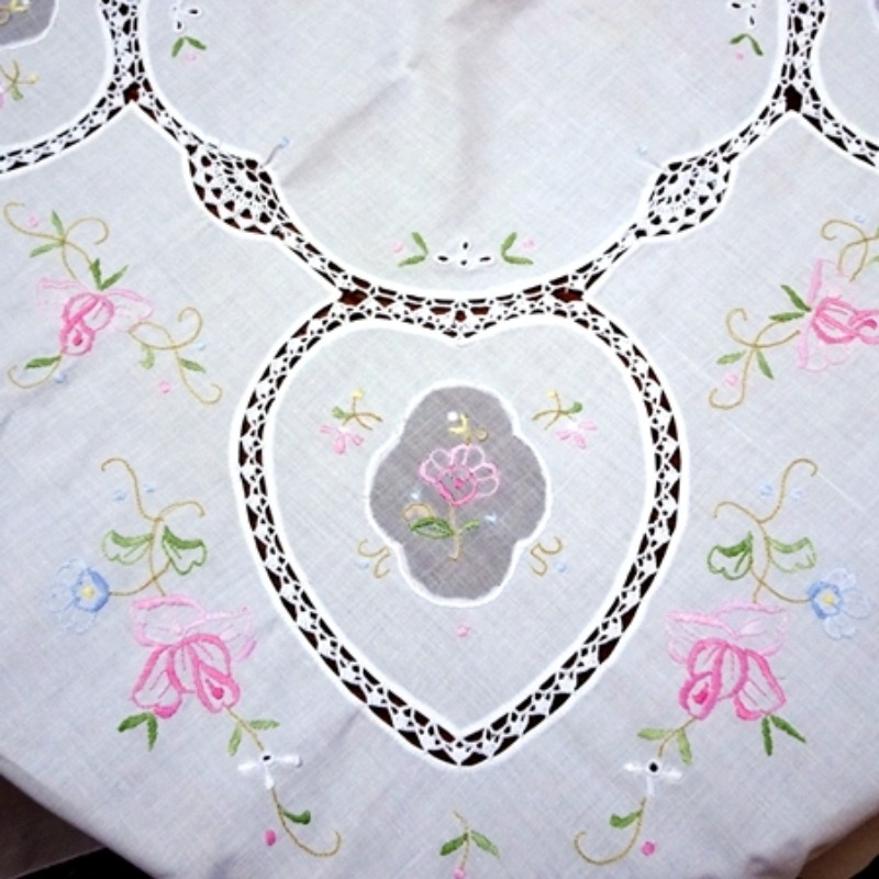 純綿小さな機械刺繍花手作りテーブルランナークラフトアートレト - Table Runner のレビューと価格