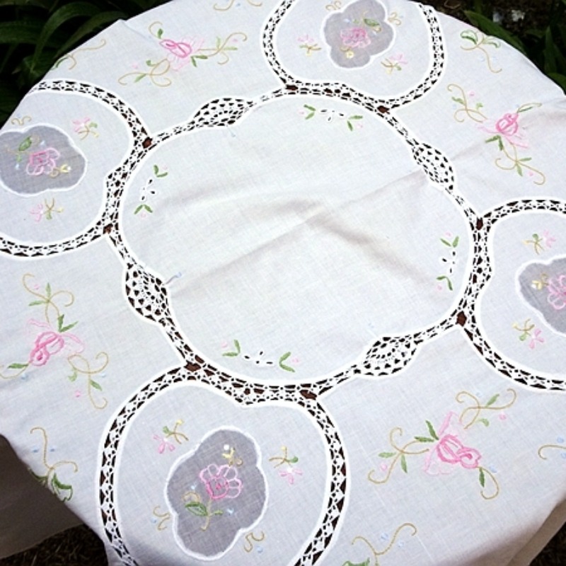 純綿小さな機械刺繍花手作りテーブルランナークラフトアートレト - Table Runner のレビューと価格