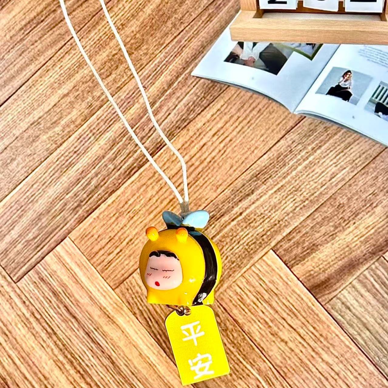 クレヨンしんちゃん ハチのコスプレフィギュア 車用吊り下げペ - Decorative Mirror のレビューと価格